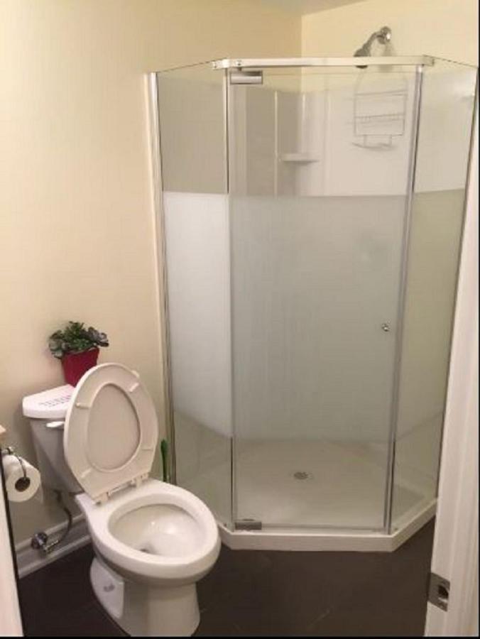 Cozy & Spacious Suite With Private Bathroom Near Toronto Airport ! Миссиссага Экстерьер фото