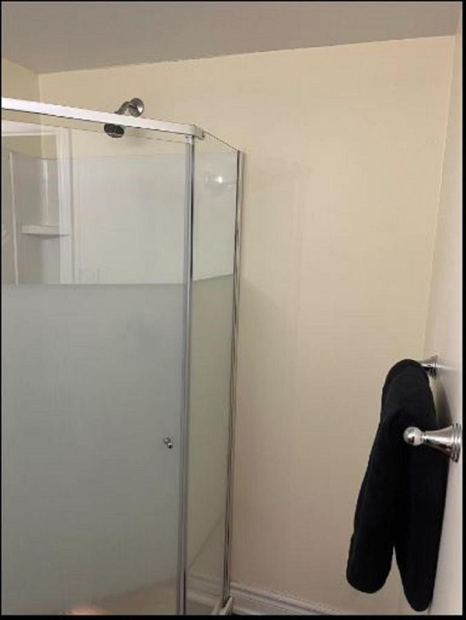 Cozy & Spacious Suite With Private Bathroom Near Toronto Airport ! Миссиссага Экстерьер фото