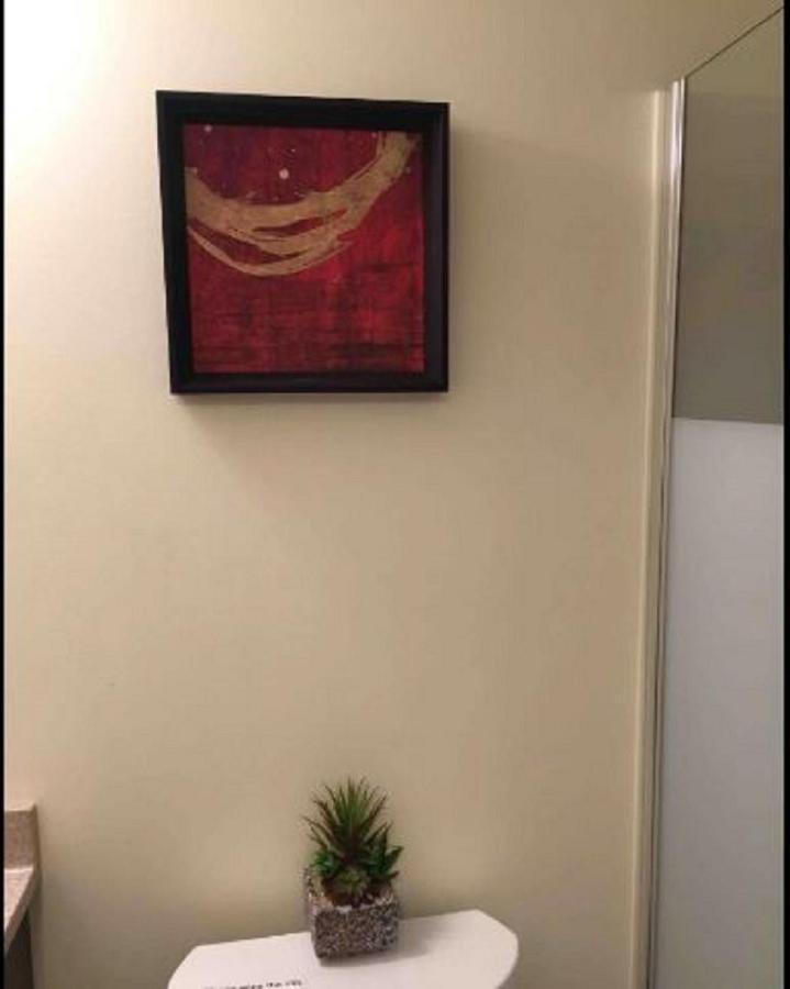 Cozy & Spacious Suite With Private Bathroom Near Toronto Airport ! Миссиссага Экстерьер фото