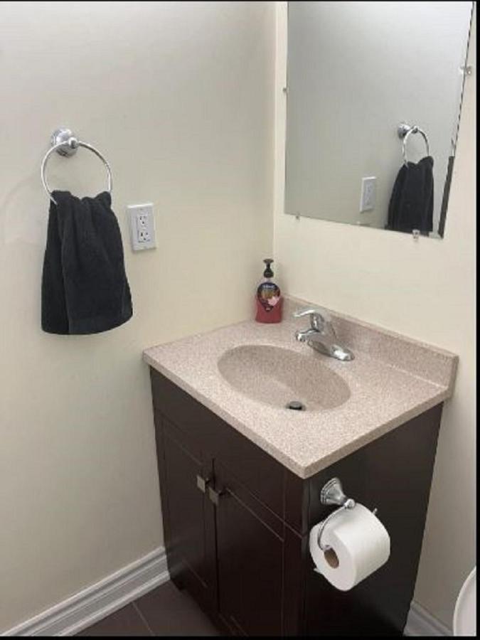 Cozy & Spacious Suite With Private Bathroom Near Toronto Airport ! Миссиссага Экстерьер фото